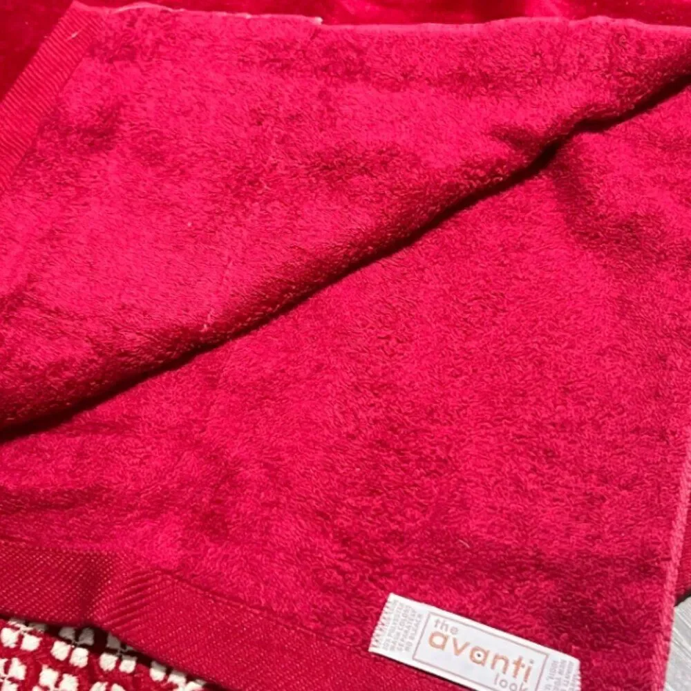 Vintage The Avanti Look Lux Collection Red Bath Towel w/ Embroidered Accent NWOT